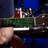 Tocando o acorde c maior em uma guitarra