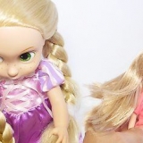 Lave o cabelo de uma boneca com água fervente