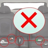 Limpando o interior do seu carro com shampoo