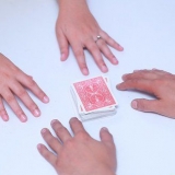 Jogando o jogo de cartas trinta e um