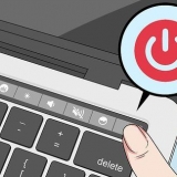Limpando o teclado de um macbook pro