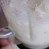 Fazendo sorvete com leite no liquidificador