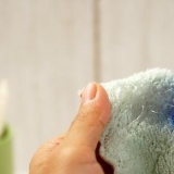 Tirando tinta de uma caneta da sua pele