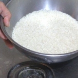 Cozinhar arroz de jasmim em uma panela de arroz