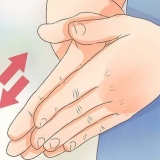 Massageando seus seios