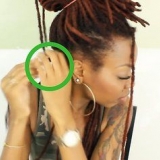 Retorcendo seus dreadlocks
