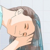 Descolorir o cabelo com água oxigenada e bicarbonato de sódio