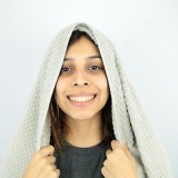 Enrole o cabelo em uma toalha
