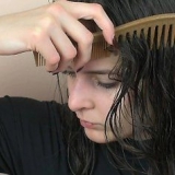 Enrole o cabelo com um secador