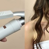 Enrole o cabelo com um ferro de ondulação