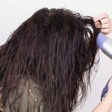 Enrole o cabelo com um lápis