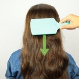 Prenda o cabelo com um grampo de cabelo