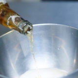 Lave o cabelo com cerveja