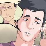 Limpando os olhos com água