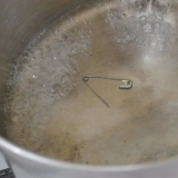 Perfurar sua orelha com um alfinete de segurança