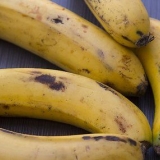 Clarear os dentes com casca de banana