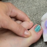 Pinte as unhas dos pés