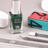 Dando-se uma manicure