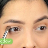 Fazendo olhos de gato com delineador