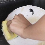 Limpeza de panelas de cerâmica
