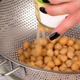 Preparar grão de bico enlatado