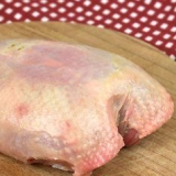 Preparando frango com arroz para cães