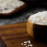 Fazendo arroz pegajoso com arroz comum