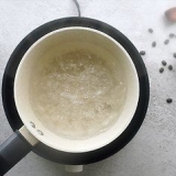 Colocar café no fogão