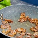 Preparando repolho com batatas