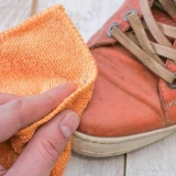 Reparando arranhões em sapatos de couro artificial
