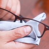 Removendo arranhões de lentes de plástico