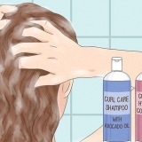 Deixe os cabelos cacheados bonitos e sem frizz
