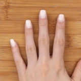 Remova as unhas artificiais