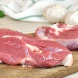 Prepare o bife de cordeiro