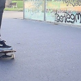 Aprendendo a girar em um skate