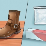 Esticando as botas de couro