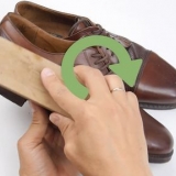 Limpando sapatos de couro
