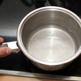 Removendo cola de um piso de madeira
