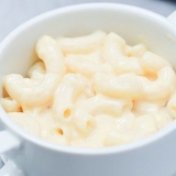 Aquecer o macarrão com queijo