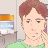 Aplique maquiagem para parecer mais masculino