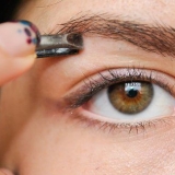 Aplique maquiagem em olhos pequenos