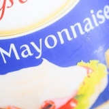Usando maionese como condicionador de cabelo