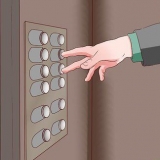 Assediar pessoas em um elevador