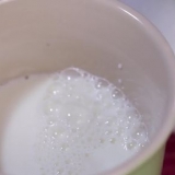 Espuma de leite à mão para um cappuccino