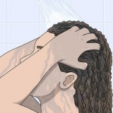 Dormir com o cabelo cacheado molhado