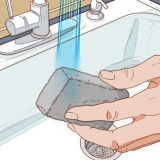 Removendo estrias de metal de um vaso sanitário de porcelana