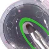Remova o esmalte ao redor das unhas