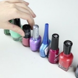 Para pintar as unhas