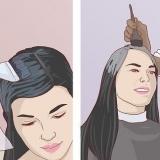 Tingir o cabelo preto natural de cinza