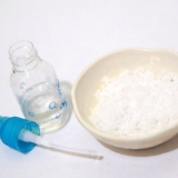 Fazendo spray nasal com uma solução salina